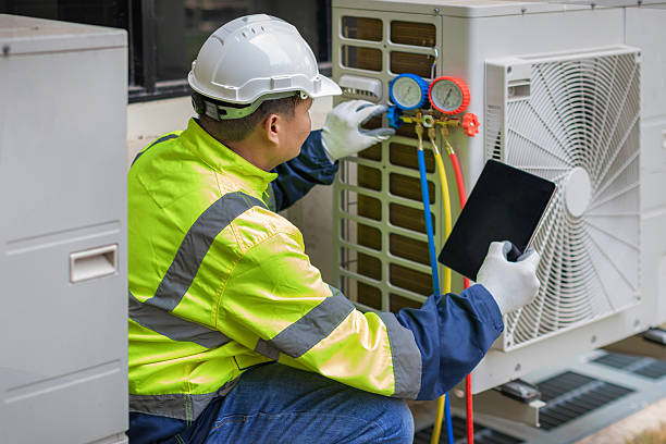 Professional Hvac technician working in Oak Park, MN